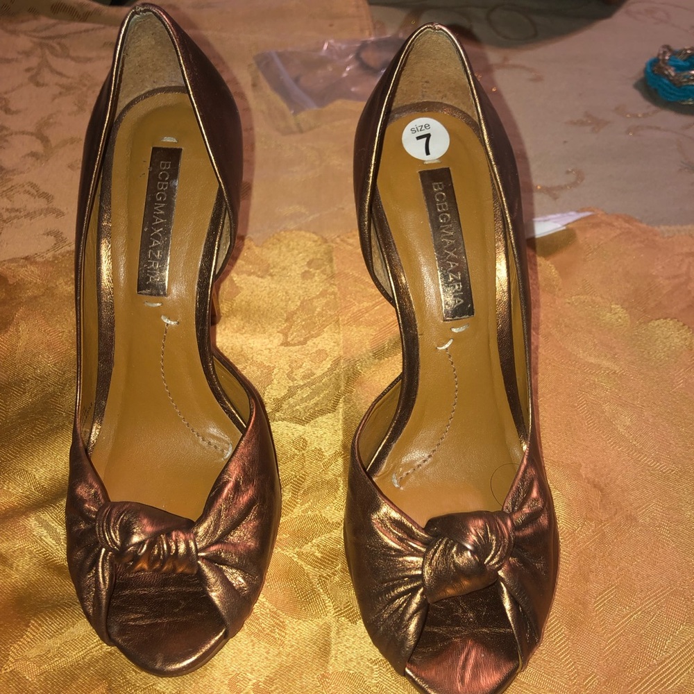 Shoes nice color brand new.!